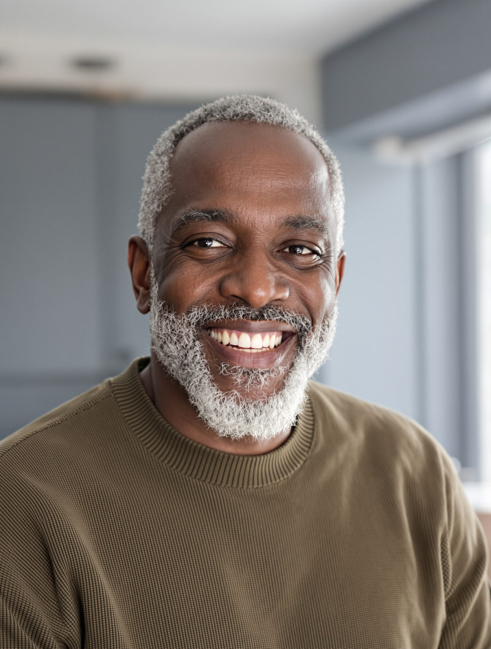 Portrait de Papa Davy, souriant